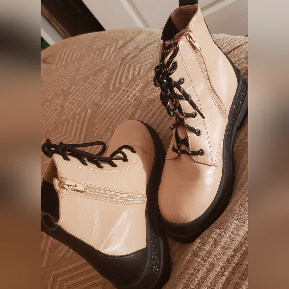 So Cute. Stylish Creamsicle/Black Booties. Side Zipper. Size 5